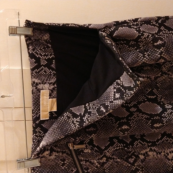 Michael Kors snakeskin print skirt Sz 4P - Picture 3 of 8